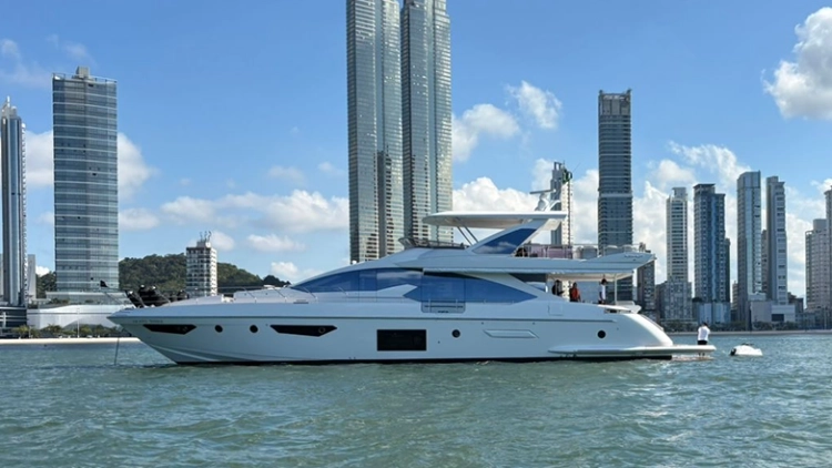 Azimut 83 - Aluguel de Lancha em Balne&aacute;rio Cambori&uacute;